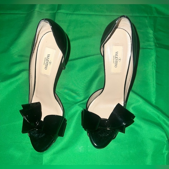Elegant Black Patent Leather Valentino Heels with Bow size 37.5 - Picture 3 of 16